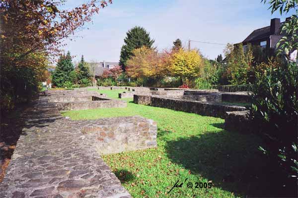Die rekonstruierten Grundmauern des Römerbades in Niederbieber